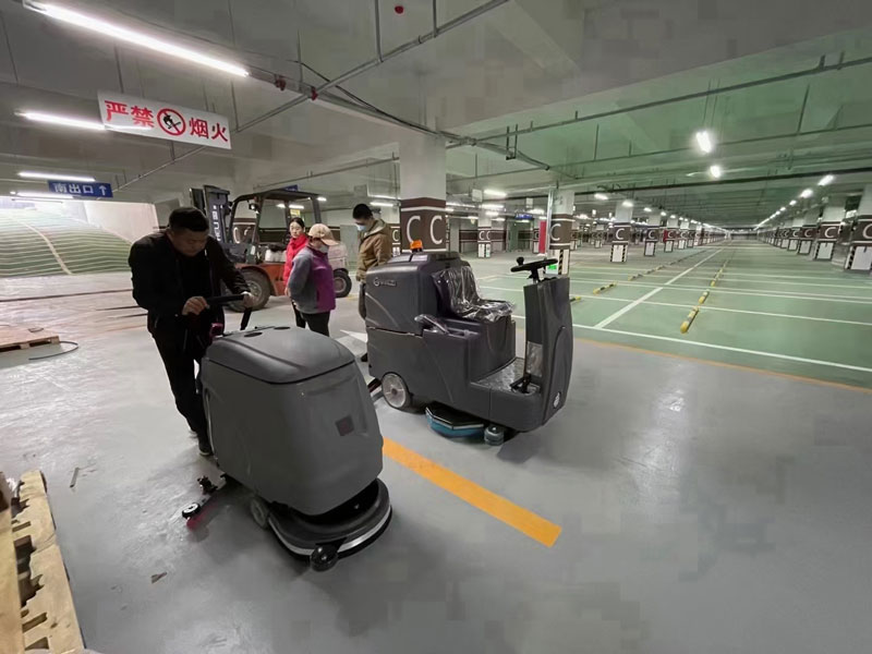 采用電池式全自動(dòng)洗地機(jī)，易于清潔消毒，節(jié)省時(shí)間和人工成本！