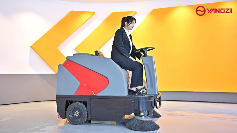 小型掃地車讓我們更加快捷的完成工作！